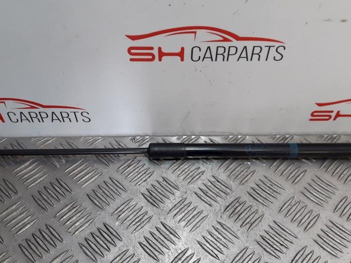 Gasfjäder, vänster bak från en Mercedes-Benz A (W176) 1.6 A-200 16V 2014