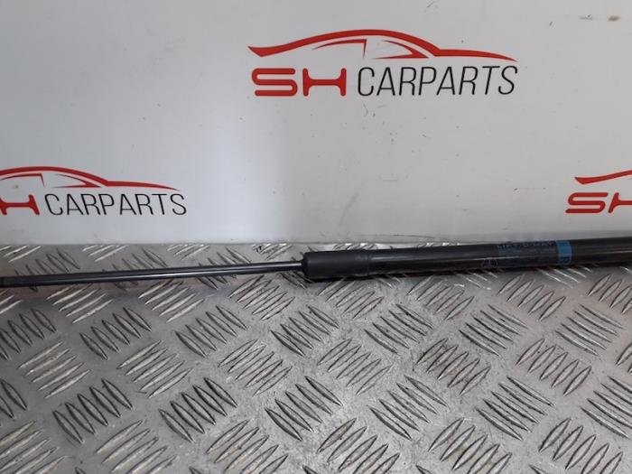 Gasfjäder, höger bak från en Mercedes-Benz A (W176) 1.6 A-200 16V 2014