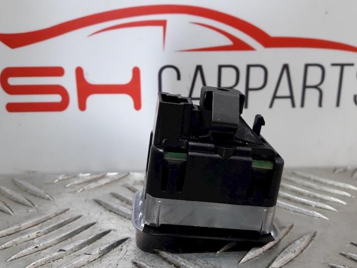 Brytare, eldrivna fönster från en Mercedes-Benz A (W176) 1.6 A-200 16V 2014