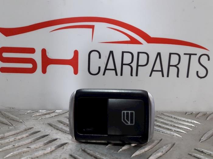 Brytare, eldrivna fönster från en Mercedes-Benz A (W176) 1.6 A-200 16V 2014