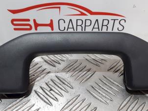 Begagnade Handtag Mercedes A (W176) 1.6 A-200 16V Pris € 10,00 Marginaltabell erbjuds av SH Carparts