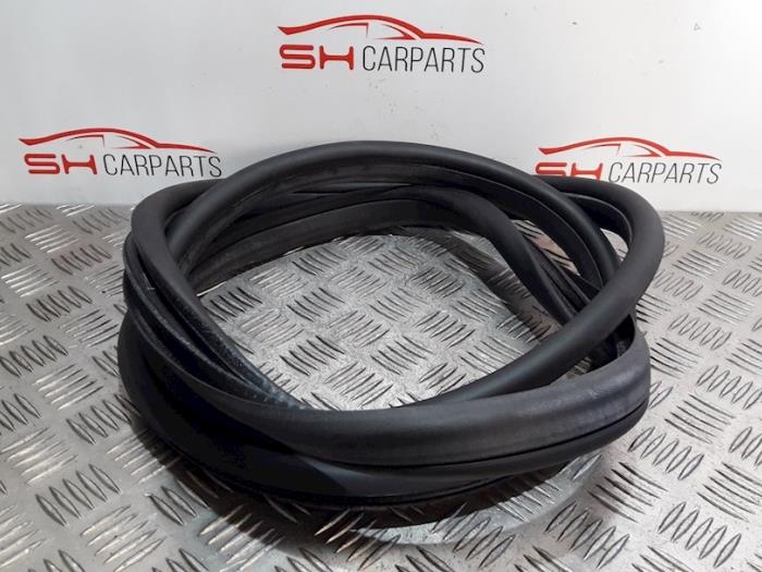 Främre dörrtätning, 4-dörrars, höger från en Mercedes-Benz A (W176) 1.6 A-200 16V 2014