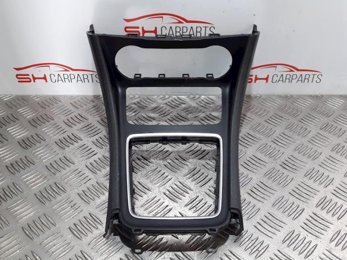 Mittkonsol från en Mercedes-Benz A (W176) 1.6 A-200 16V 2014