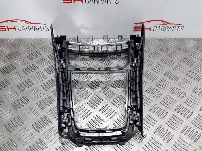 Mittkonsol från en Mercedes-Benz A (W176) 1.6 A-200 16V 2014