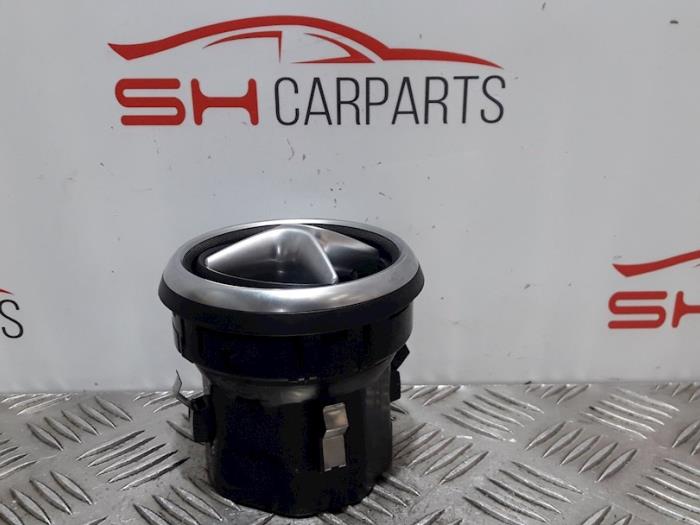 Luftmunstycke, instrumentbräda från en Mercedes-Benz A (W176) 1.6 A-200 16V 2014