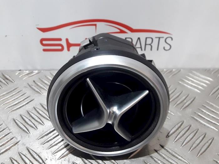 Luftmunstycke, instrumentbräda från en Mercedes-Benz A (W176) 1.6 A-200 16V 2014