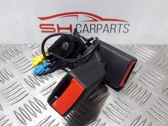 Bakre bältesspänne, mitten från en Mercedes-Benz A (W176) 1.6 A-200 16V 2014