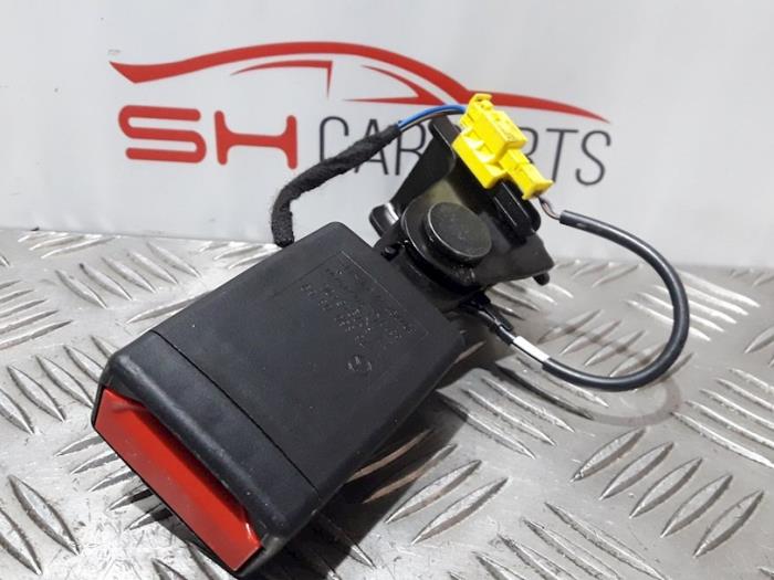 Bakre bältesspänne, vänster från en Mercedes-Benz A (W176) 1.6 A-200 16V 2014