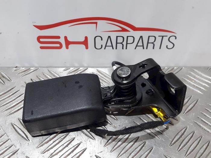 Bakre bältesspänne, vänster från en Mercedes-Benz A (W176) 1.6 A-200 16V 2014