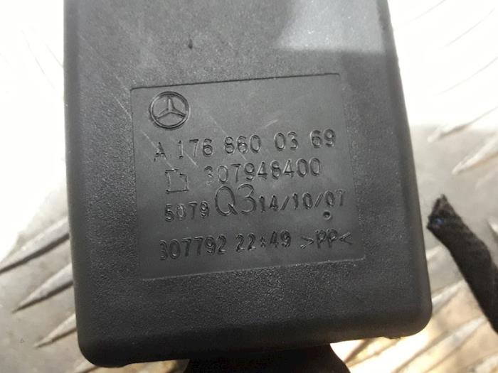 Bakre bältesspänne, vänster från en Mercedes-Benz A (W176) 1.6 A-200 16V 2014
