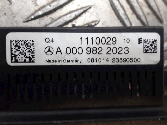 Relä från en Mercedes-Benz A (W176) 1.6 A-200 16V 2014