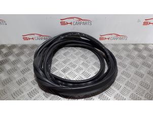 Begagnade Tätning, baklucka Mercedes CLA (117.3) 1.6 CLA-180 16V Pris € 25,00 Marginaltabell erbjuds av SH Carparts