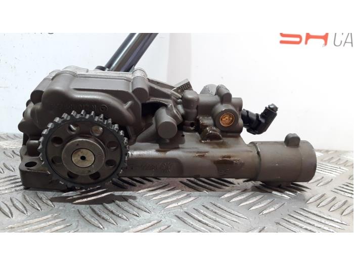 Oljepump från en Mercedes-Benz A (W176) 1.6 A-200 16V 2014