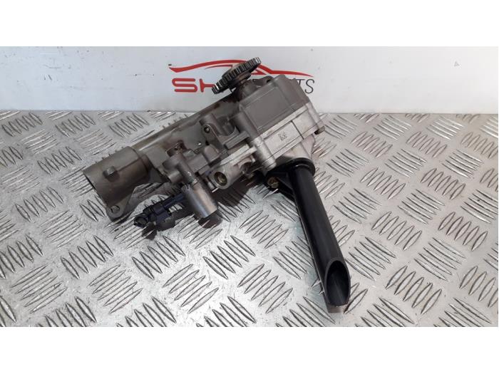 Oljepump från en Mercedes-Benz A (W176) 1.6 A-200 16V 2014