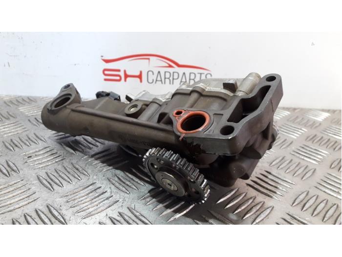 Oljepump från en Mercedes-Benz A (W176) 1.6 A-200 16V 2014