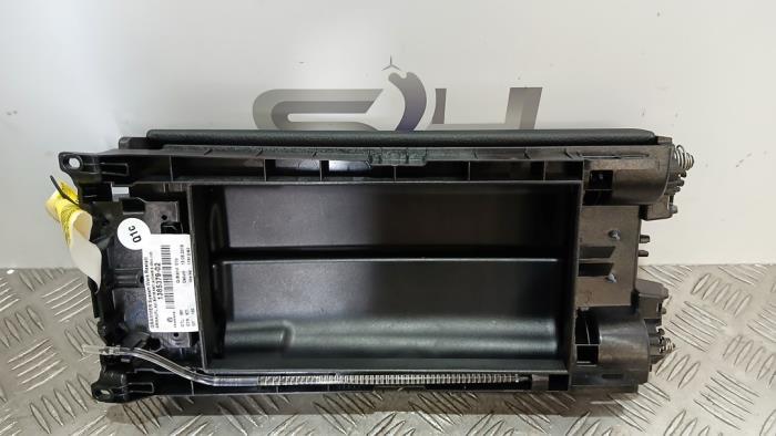 Armleuning van een Mercedes-Benz A (177.0) 1.5 A-180d 2018