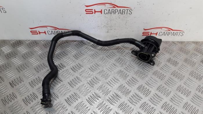 Oljepåfyllningsrör från en Mercedes-Benz A (W176) 1.6 A-200 16V 2014