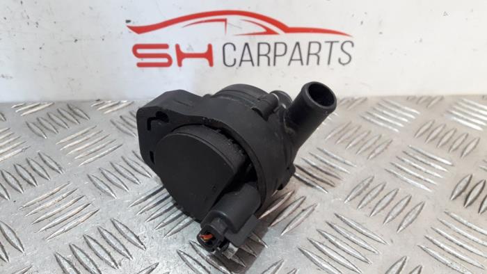 Extra vattenpump från en Mercedes-Benz A (W176) 1.6 A-200 16V 2014