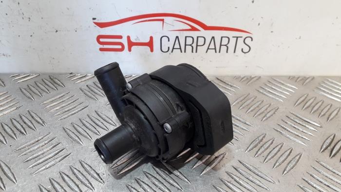 Extra vattenpump från en Mercedes-Benz A (W176) 1.6 A-200 16V 2014