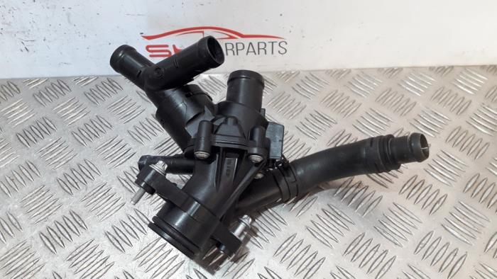 Termostathus från en Mercedes-Benz A (W176) 1.6 A-200 16V 2014