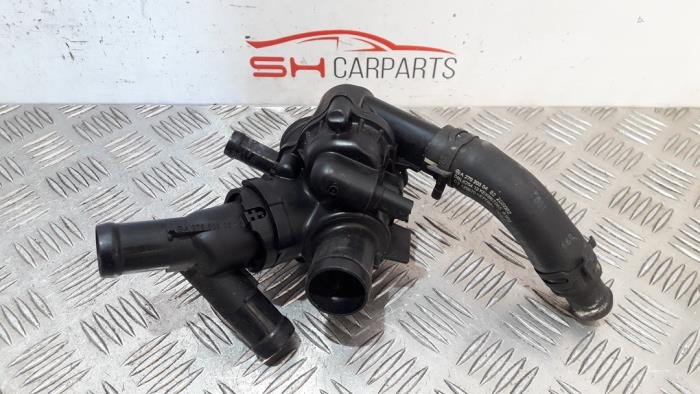 Termostathus från en Mercedes-Benz A (W176) 1.6 A-200 16V 2014