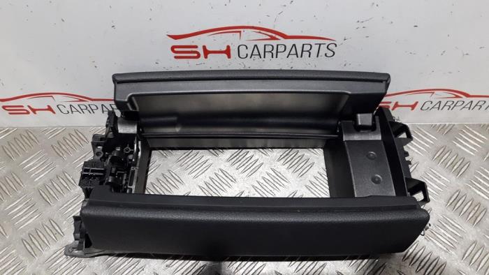 Armleuning van een Mercedes-Benz CLA (118.3) 1.3 CLA-180 Turbo 16V 2021