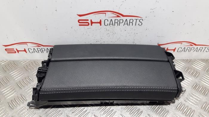 Armleuning van een Mercedes-Benz CLA (118.3) 1.3 CLA-180 Turbo 16V 2021