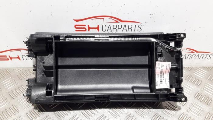 Armleuning van een Mercedes-Benz CLA (118.3) 1.3 CLA-180 Turbo 16V 2021