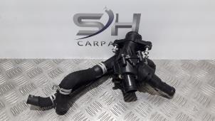 Gebruikte Thermostaathuis Mercedes A Limousine (177.1) 2.0 A-35 AMG Turbo 16V 4Matic Prijs € 100,00 Margeregeling aangeboden door SH Carparts