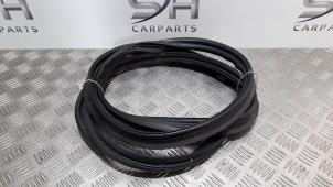 Begagnade Tätning, baklucka Mercedes CLA (117.3) 2.2 CLA-220 CDI, 220 d 16V Pris € 25,00 Marginaltabell erbjuds av SH Carparts