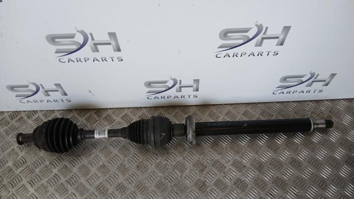 Aandrijfas rechts-voor van een Mercedes-Benz A (W176) 1.8 A-200 CDI 16V 2012