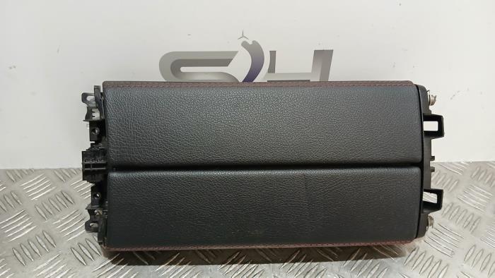 Podlokietnik z Mercedes-Benz A Limousine (177.1) 1.3 A-180 Turbo 2021