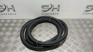 Begagnade Dörrtätning, 4-dörrars, höger bak Mercedes A-Klasse AMG (177.0) 2.0 A-35 AMG Turbo 16V 4Matic Pris € 25,00 Marginaltabell erbjuds av SH Carparts