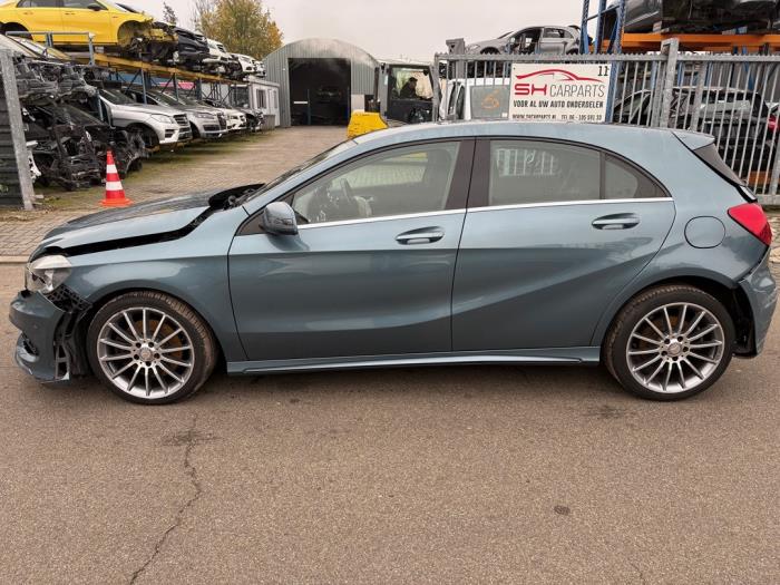 Dörr, 4-dörrars, vänster fram från en Mercedes-Benz A (W176) 2.2 A-220 CDI 16V 2014