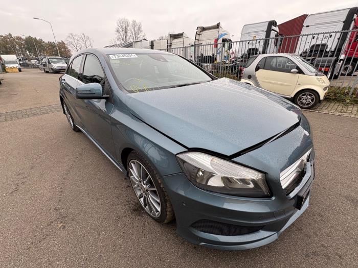 Framdörr, 4-dörrars, höger från en Mercedes-Benz A (W176) 2.2 A-220 CDI 16V 2014