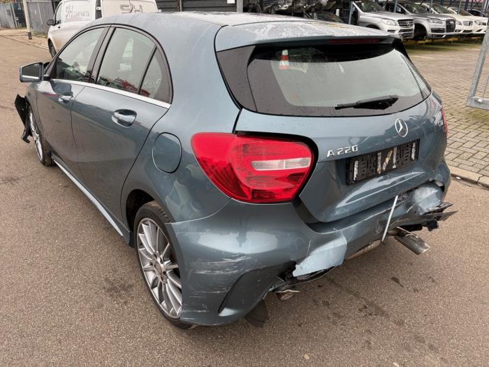 Bakdörr, 4-dörrars, vänster från en Mercedes-Benz A (W176) 2.2 A-220 CDI 16V 2014