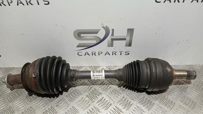 Drivaxel, vänster fram från en Mercedes-Benz A (W176) 2.2 A-220 CDI 16V 2014