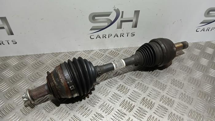 Drivaxel, vänster fram från en Mercedes-Benz A (W176) 2.2 A-220 CDI 16V 2014