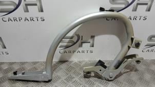 Gebruikte Scharnier Achterklep Mercedes CLA (118.3) 1.3 CLA-180 Turbo 16V Prijs € 75,00 Margeregeling aangeboden door SH Carparts