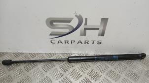 Begagnade Gasfjäder, höger bak Mercedes CLA (118.3) 1.3 CLA-180 Turbo 16V Pris € 20,00 Marginaltabell erbjuds av SH Carparts