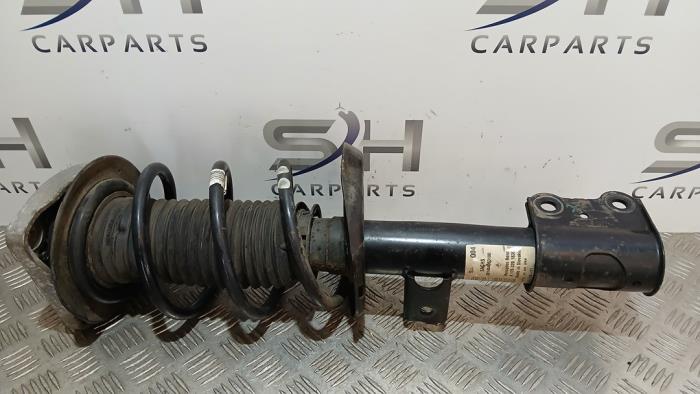 Stötdämparstång, höger fram från en Mercedes-Benz A (W176) 1.5 A-180 CDI, A-180d 16V 2014