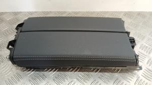 Używane Podlokietnik Mercedes GLA (H247) 1.3 200 Turbo 16V Cena € 70,00 Procedura marży oferowane przez SH Carparts