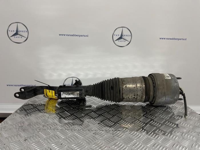 Stötdämparstång, höger fram från en Mercedes-AMG GLC AMG (X253) 3.0 43 AMG V6 Turbo 4-Matic 2019