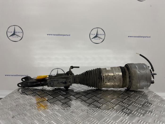 Stötdämparstång, höger fram från en Mercedes-AMG GLC AMG (X253) 3.0 43 AMG V6 Turbo 4-Matic 2019