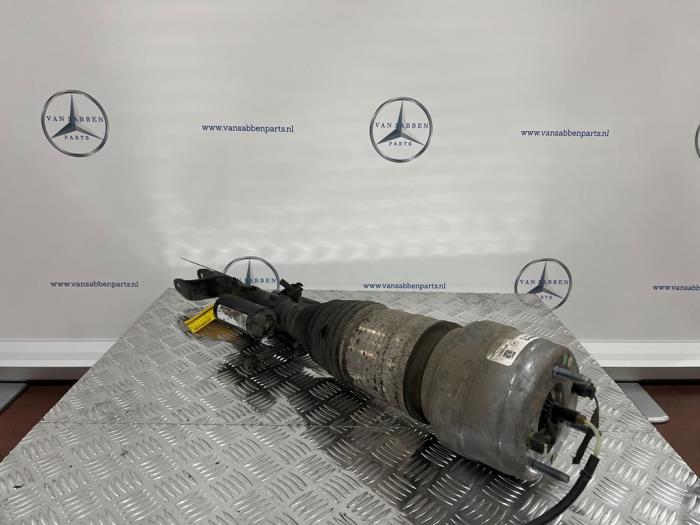 Stötdämparstång, höger fram från en Mercedes-AMG GLC AMG (X253) 3.0 43 AMG V6 Turbo 4-Matic 2019