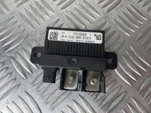 Gebruikte Accu controle module Mercedes C Estate (S205) C-350 E 2.0 16V Prijs € 40,00 Margeregeling aangeboden door van Sabben Parts
