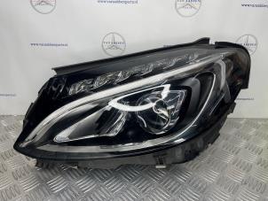 Begagnade Strålkastare, vänster Mercedes C (W205) C-180 1.6 16V Pris € 650,00 Marginaltabell erbjuds av van Sabben Parts