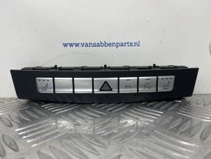 Gebruikte Gevarenlicht Schakelaar Mercedes E (W212) E-200 2.0 Turbo 16V Prijs € 40,00 Margeregeling aangeboden door van Sabben Parts