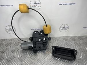 Gebruikte Slotmechaniek Achterklep Mercedes S (W221) 3.0 S-350 CDI 24V 4-Matic Prijs € 75,00 Margeregeling aangeboden door van Sabben Parts