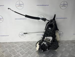 Begagnade Dörrlåsmekanism, 4-dörrars, höger fram Mercedes B (W245) 1.7 B-170 16V Pris € 75,00 Marginaltabell erbjuds av van Sabben Parts